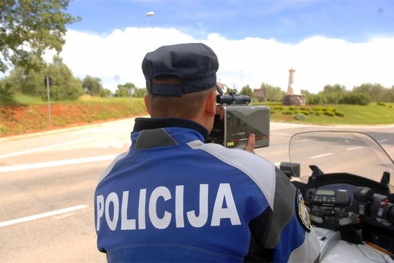 KAO NA FILMU Jurio po Poreču bježeći policiji, u autu bilo i nevezano dijete