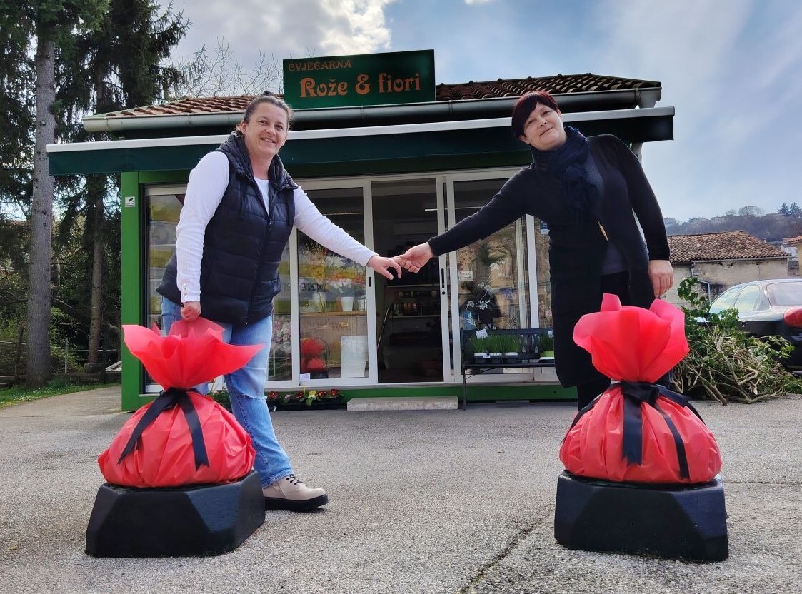 Đina i Ondina sa svojim kuglama ispred cvjećarne 'Rože & fiori' (Foto: Igor Radić)