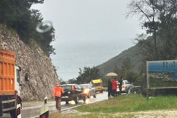 Automobil sletio s ceste i završio na krovu, 55-godišnji vozač ozlijeđen 