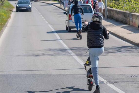 Dijete mlađe od 14 godine nepropisno vozilo električni romobil. Odgovarat će roditelji