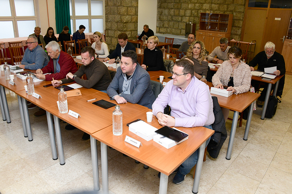 Umjesto u Velikoj vijećnici sjednica održana u restoranu srednje škole - razlog je aparat za kavu