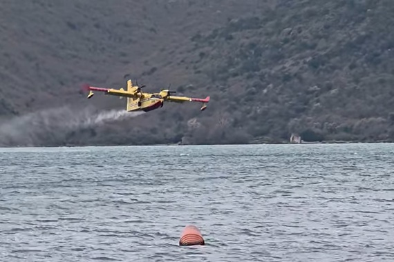 Požar u Orihima: vatrogascima u pomoć pristigao kanader, jedva se probio od bure