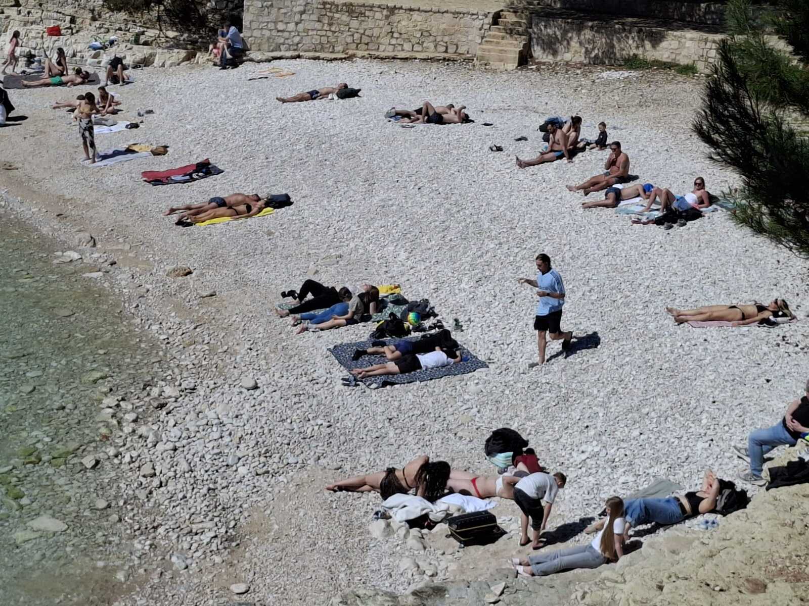 Sunčanje na Uskrs u Gortanovoj uvali (Foto: Mirjana Vermezović Ivanović)