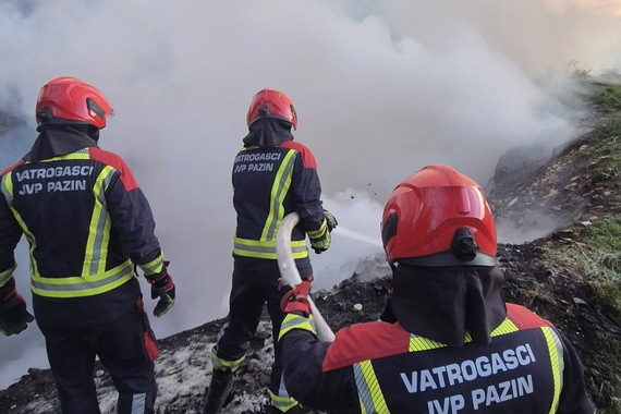 Požar ilegalnog odlagališta otpada kod Gračišća proširio se na šumu