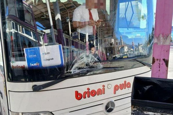 ‘Vozač je autobusom udario u stup...' Krenuli, pa se skoro prevrnuli!