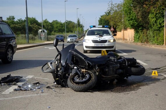 Motorist u silovitom sudaru s automobilom odbačen izvan ceste
