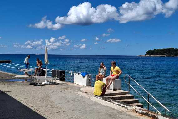Zna se koliko će spasioca biti na pulskim plažama. Kupači se nadaju da ovog ljeta neće kasniti 