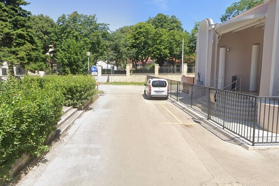 Tek punoljetna Puljanka bez vozačke ukrala auto članu obitelji pa se zabila u ormarić za struju