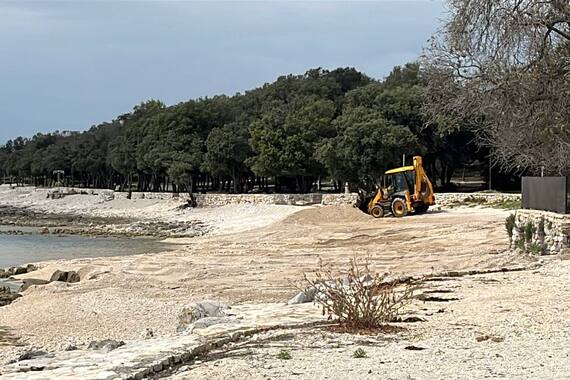 ‘Bageri usred bijela dana gnječe rovinjske škrape i zatrpavaju obalu tonama materijala’. Iz Grada kažu da je riječ o sanaciji