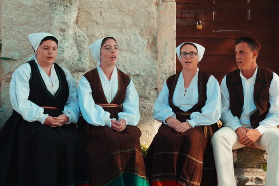 'Plesala je hći z ocon, sin z materon, sve je kako po špagu hodilo'
