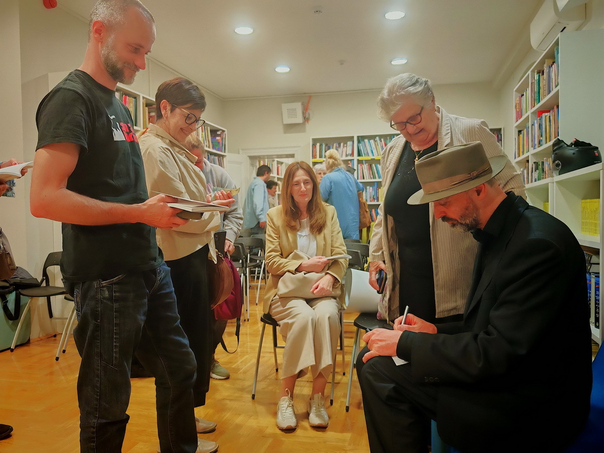 U redu za potpisivanje romana (Foto: Aldo Pokrajac)
