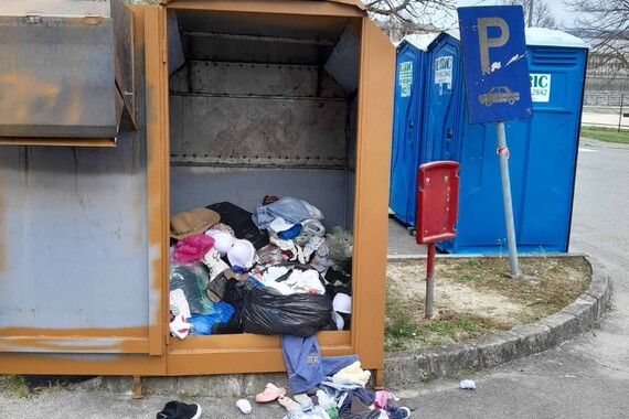 Gradski komunalac otkrio što se sve baca u kontejner za tekstil, pa posramio jedan ugostiteljski objekt