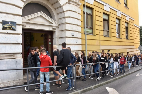 Prijetnja bombama po pulskim školama, policija pregledava zgrade