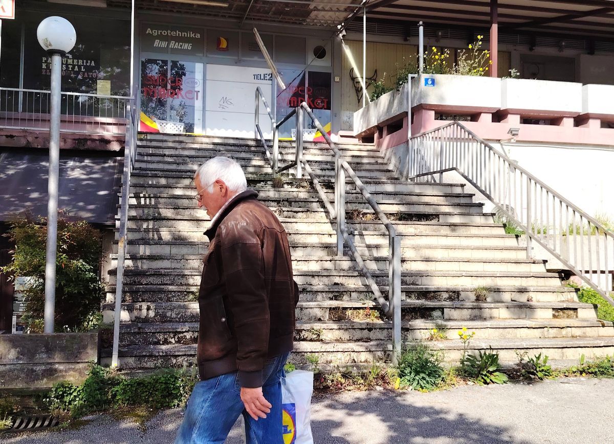 Robna kuća Buzet godinama zatvorena (Foto: Igor Radić)