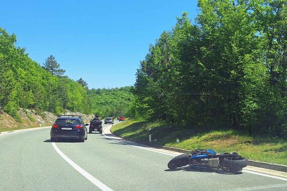 Motociklist kod Pazina 'zakačio' Punto, izletio s ceste i poginuo na licu mjesta
