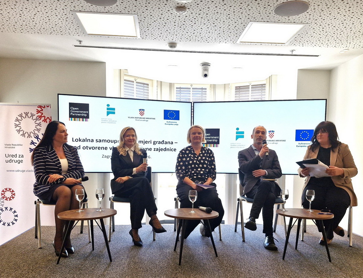 S lijeva: dr. sc. Dubravka Jurlina Alibegović (Ekonomski institut Zagreb), dr. sc. Meri Šuman Tolić (Sveučilište u Dubrovniku), Suzana Jašić (Grad Pazin), Marko Ercegović (Udruga gradova u RH), Ivana Sučić (moderator - Hrvatski radio)