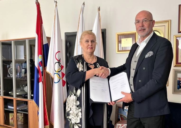 Glavni tajnik HOO-a Siniša Krajač i direktorica tvrtke A.T.I. d.o.o. Vesna Borisavljević (Foto: Hoo) 