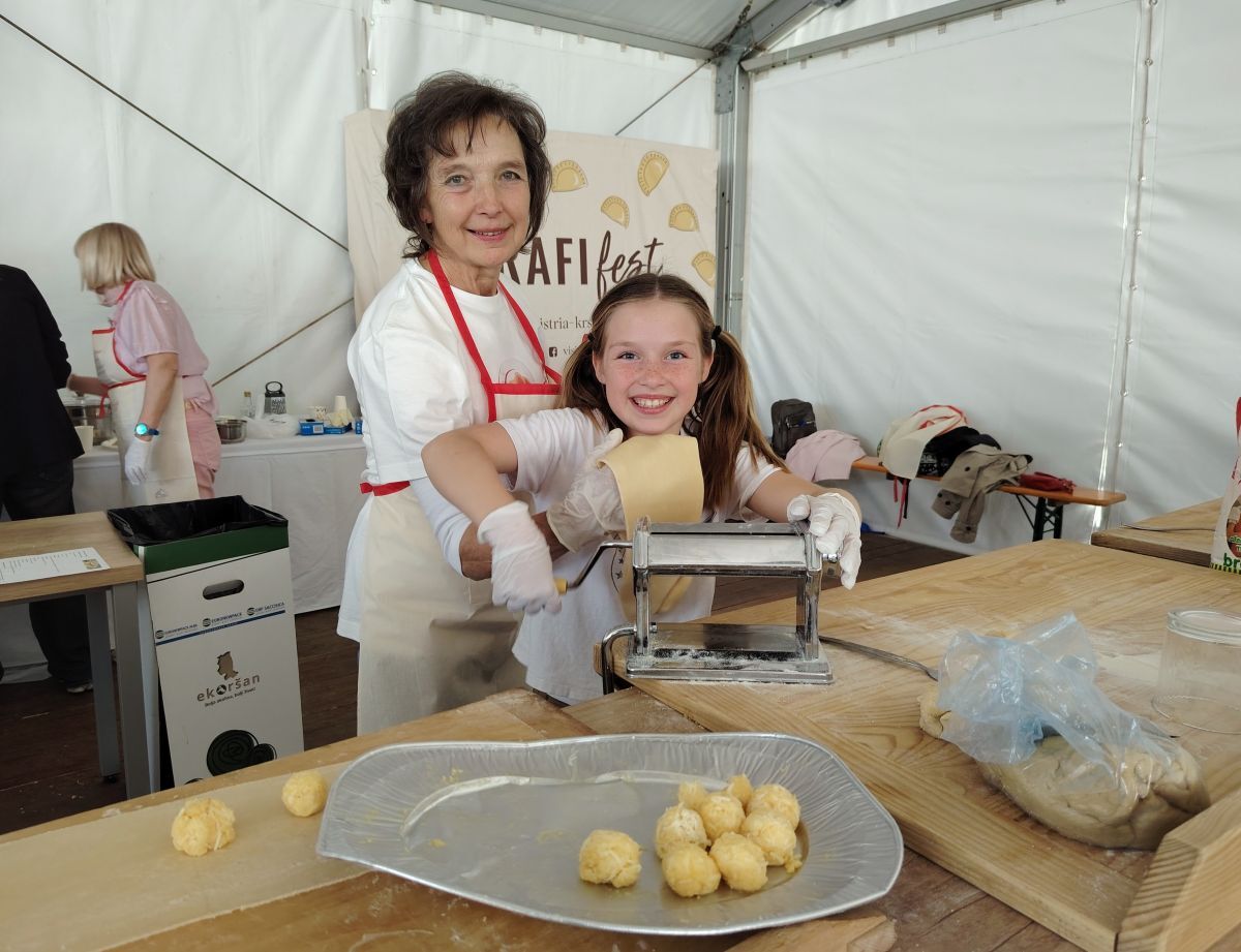 Milka Celić i Anamarija Carić, nona i unuka, na Krafifestu u Kršanu (Foto: Igor Radić)