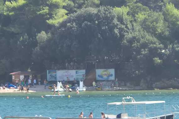 Pulski beach bar bez papira izgubio i na sudu, vlasnik pustio psa na komunalne redare!