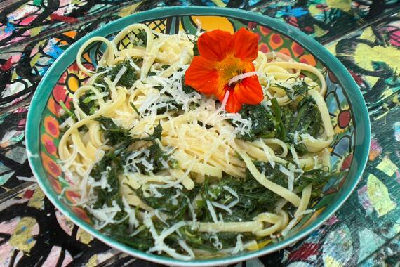Spaghetti s divljim koromačem, grčkim bosiljkom i gran padanom sa žara 