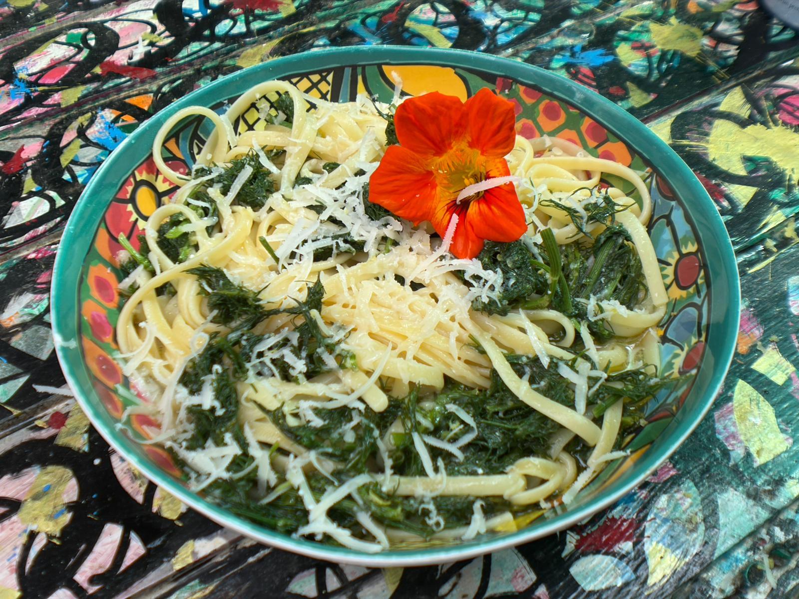 Spaghetti s divljim koromačem, grčkim bosiljkom i gran padanom sa žara 