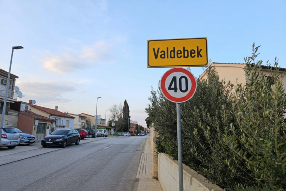 Ukrao ženi ogrlicu usred bijela dana, policija u potrazi za drskim lopovom