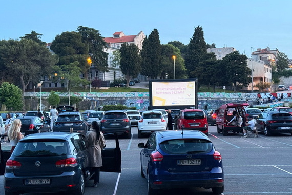 Na parkiralištu Rojca okupilo se 250 mladih u 79 automobila 