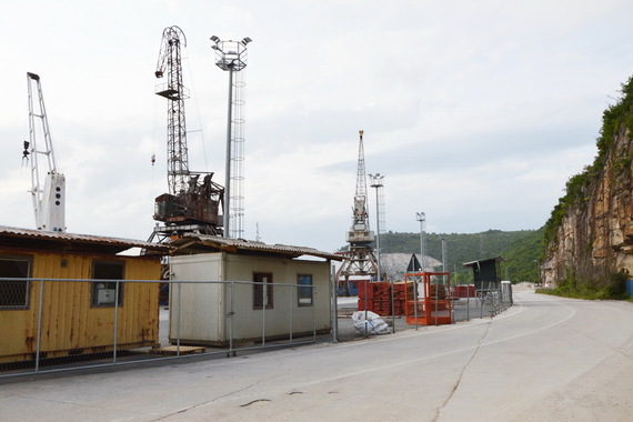 Zbog kvara na pogonu brod udario u vezane brodove u luci Bršica
