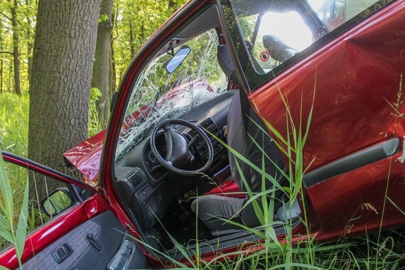 Divljao po cesti, pokosio kandelabar i prometni znak. Od siline udarca auto ostao bez sva četiri kotača, a vozač pijan i neozlijeđen!