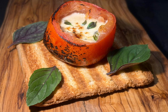 Grillani tost od pomidora i mozzarelle na dimu od šiške 
