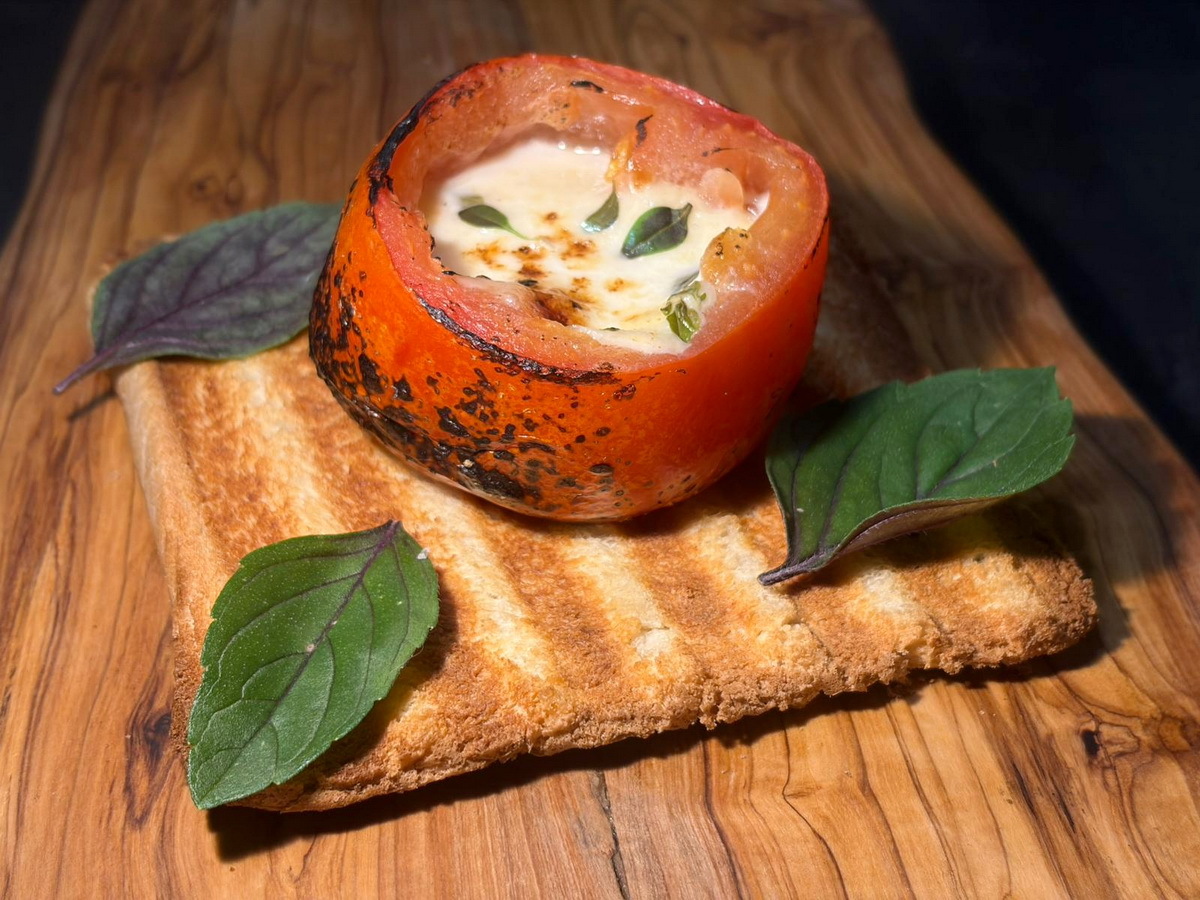 Grillani tost od pomidora i mozzarelle na dimu od šiške 