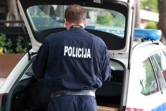 TEŽAK INCIDENT U PULI: Rastrojeni muškarac na ulici napao policajca, imao je i sjekiru
