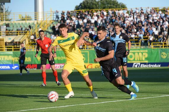 Policija spriječila tučnjavu huligana, od zaplijenjenog oružja podilazi jeza • Armada napustila stadion, Istra propustila igrača više