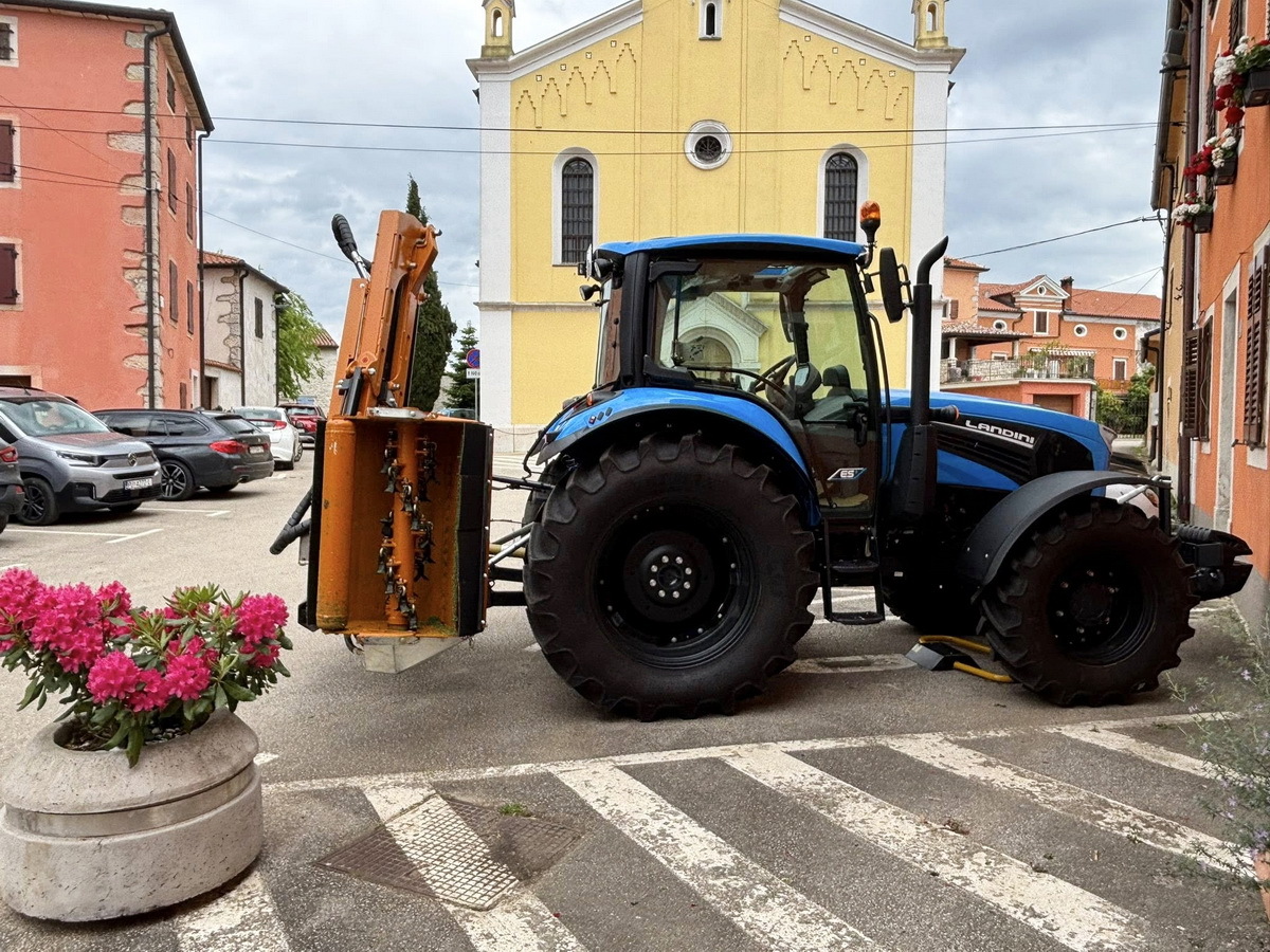 Traktor u vlasništvu Općine Brtonigla