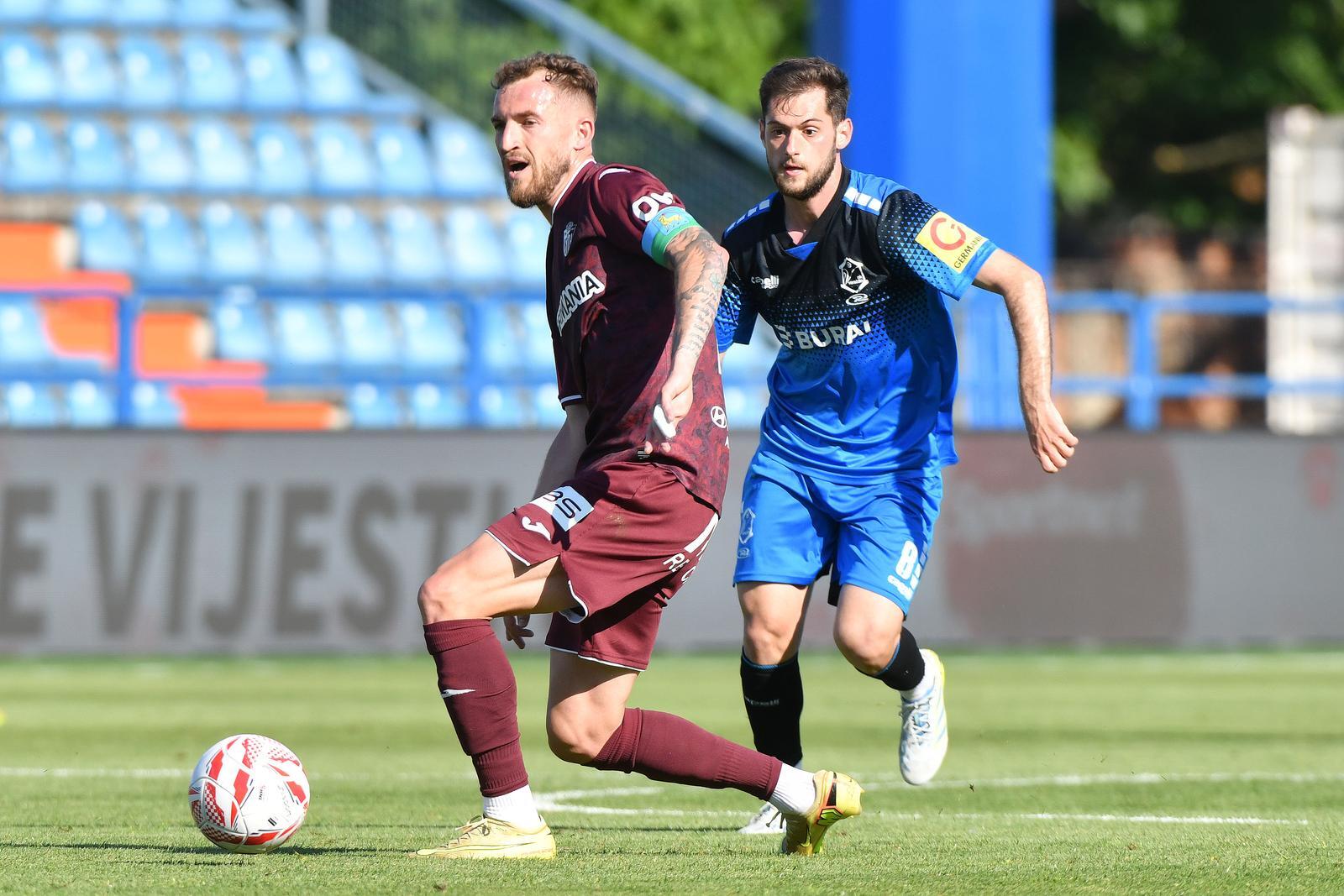 Stjepan Lončar (Istra) čuva loptu u dvoboju s Tomislavom Duvnjakom (Foto: Vjeran Žganec Rogulja/Pixsell)