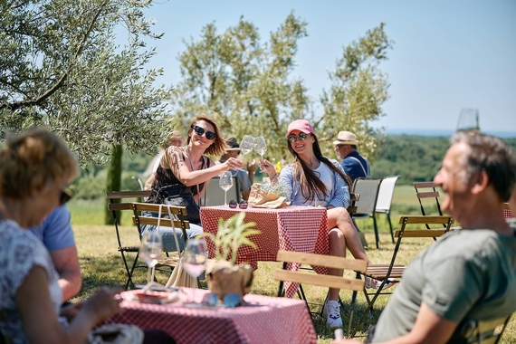 Devet okrijepnih stanica spojilo vino i gastronomiju: pogledajte što se nudilo