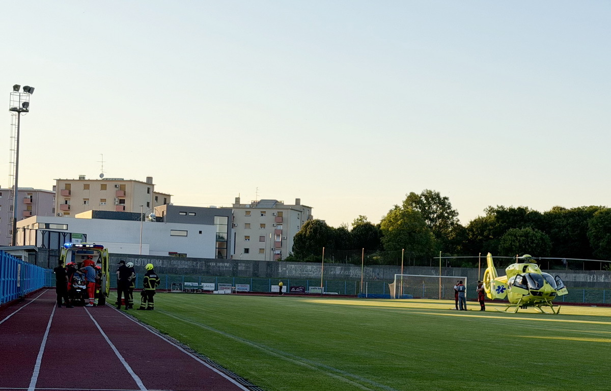 Ozlijeđeni maloljetnik je prevezen helikopterom s labinskog nogomentnog stadiona (foto: Nenad Čakić)