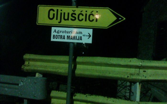 Putokazi na prometnim znakovima u općini Sv. Petru u Šumi (snimio čitatelj)