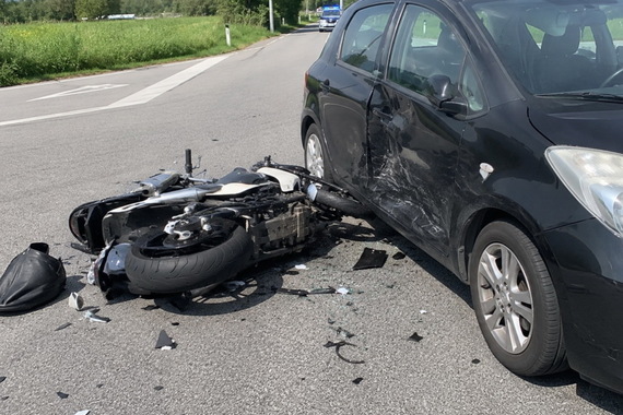 Nakon sudara s automobilom motocikl se odbio i udario u 39-godišnjeg pješaka 