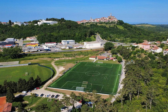 Otvoreno novo nogometno igralište s umjetnom travom 
