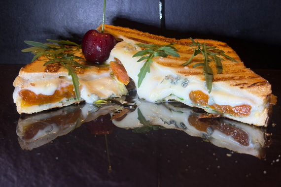 Shambhala tost od sušene marelice, mozzarelle, gorgonzole, divlje rikule i maslinovog ulja
