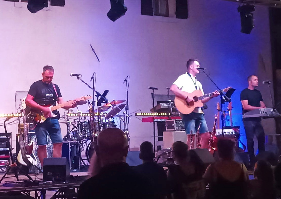 Etaloni Band