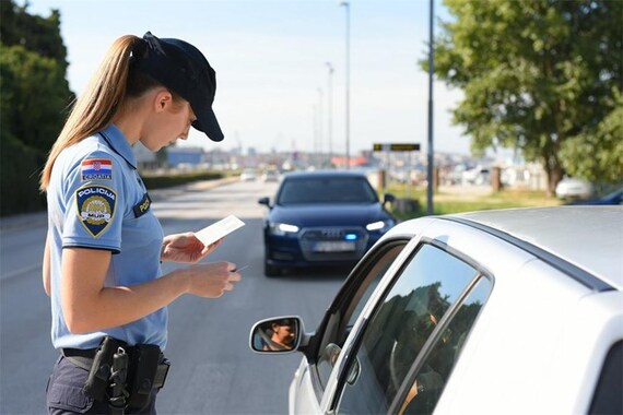 Zaustavila ga policija, izmislio ime i prezime, pa izgubio vozačku koju ni nema