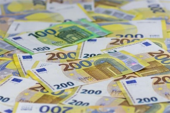 Pare, pare, pare! Bankar osumnjičen da je suludo varao klijente da bi iskamčio novac