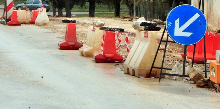 U Rovinjskom selu skrenula u zatvoreni dio ceste i zabila se u kup pijeska