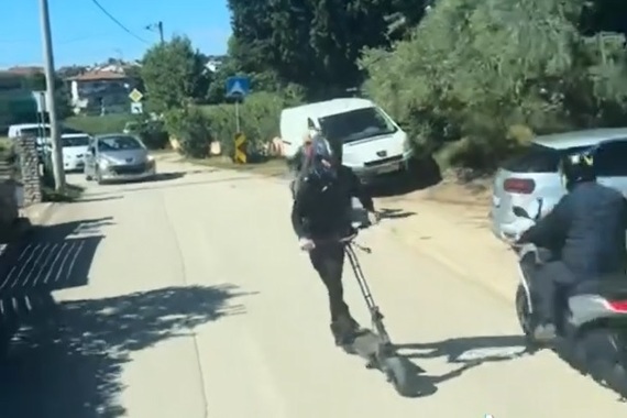 Ovo je moglo završiti kobno: Pogledajte što maloljetnik radi na romobilu po Puli