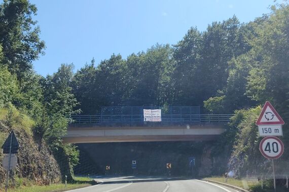 Mladoženji izvjesili transparent na vijaduktu: 'Matej, zapamti…'