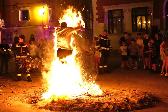 Vatreno otvaranje Vodnjanskog ljeta. Mladići i djevojke preskakali plamen