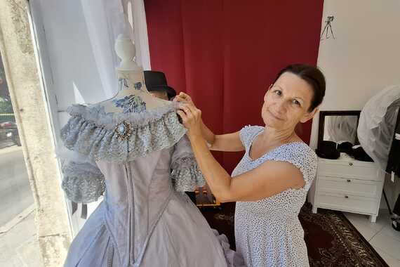 U centru Pule otvorena posebna radnja, u njoj ima stvari kao iz 19. stoljeća. Vlasnica 'odjenula' ekipu Star Treka, šivala za unuka Gregoryja Pecka i - skočila padobranom 1800 puta!