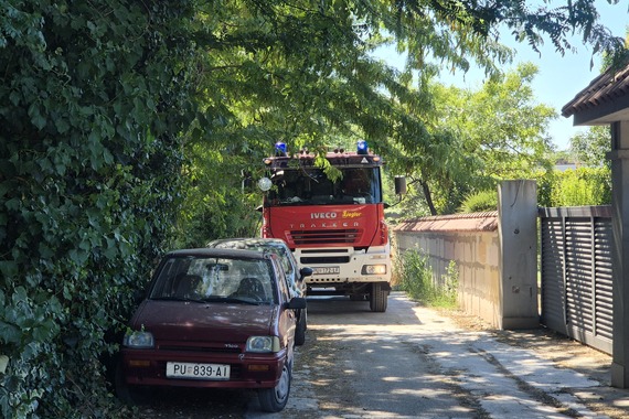Izbio veliki požar usred Pule. Vatrogasci su na terenu